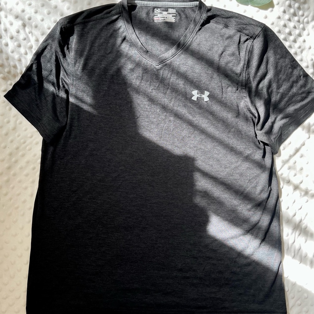Under Armour: Tech Line Heat Gear Men's Size Large Loose Fit Black V-Neck Tee